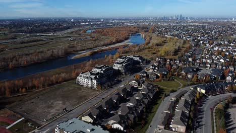 Vista-Aérea-De-La-Comunidad-De-Quarry-Park-Con-El-Río-Bow-Y-La-Autopista-Deerfoot-Al-Fondo