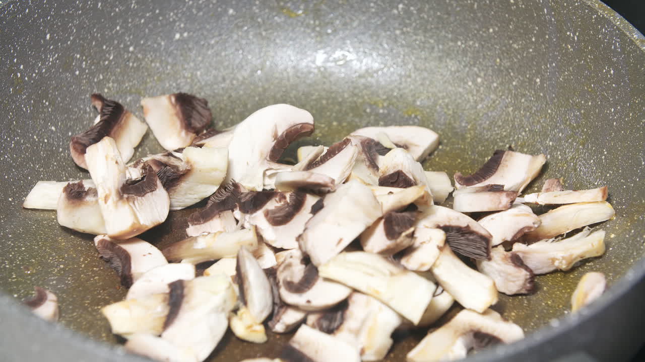 cerca de freír setas frescas en rodajas