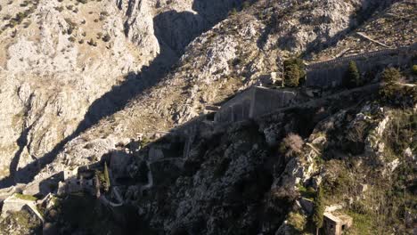 Antenne---Alte-Stadtmauern,-Kotor,-Montenegro,-Unesco-weltkulturerbe,-Rückseite