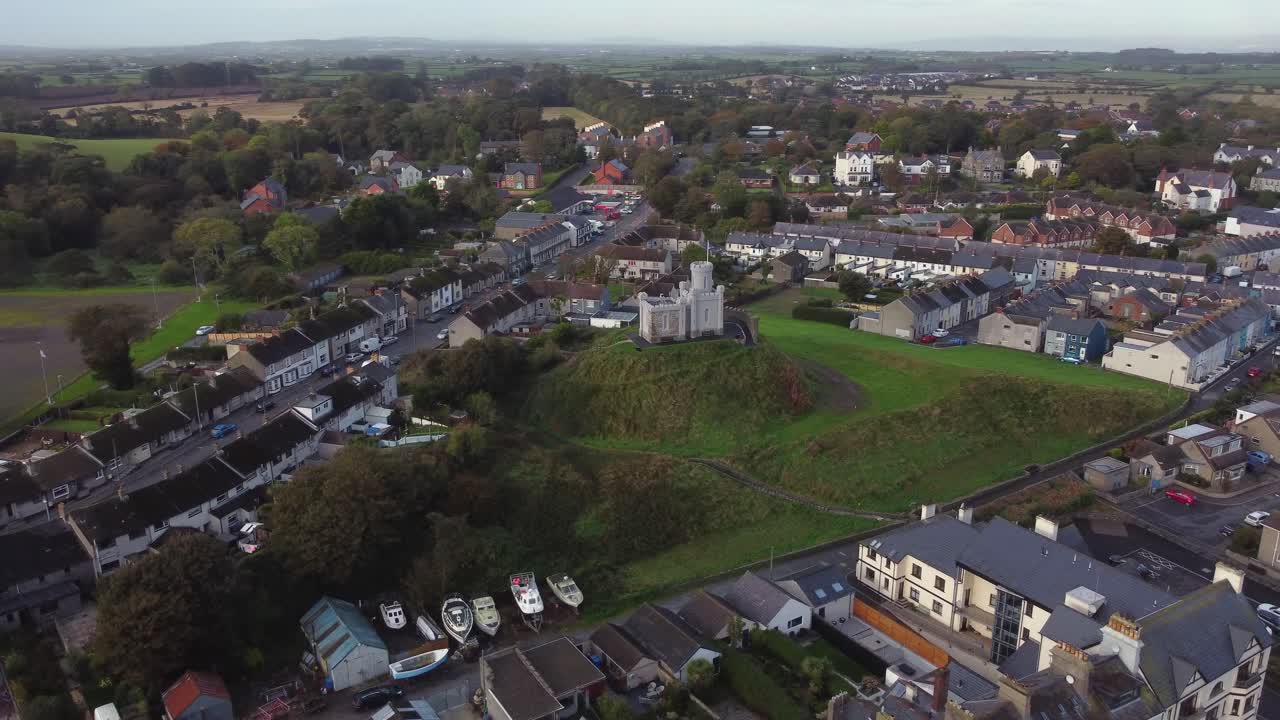 vista aérea del foso en la ciudad de donaghadee en un día nublado, condado de down, irlanda del norte