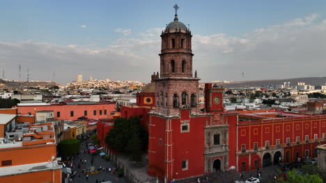 vista aérea ascendente frente a la iglesia del templo de san francisco, puesta de sol en la ciudad de querétaro, méxico