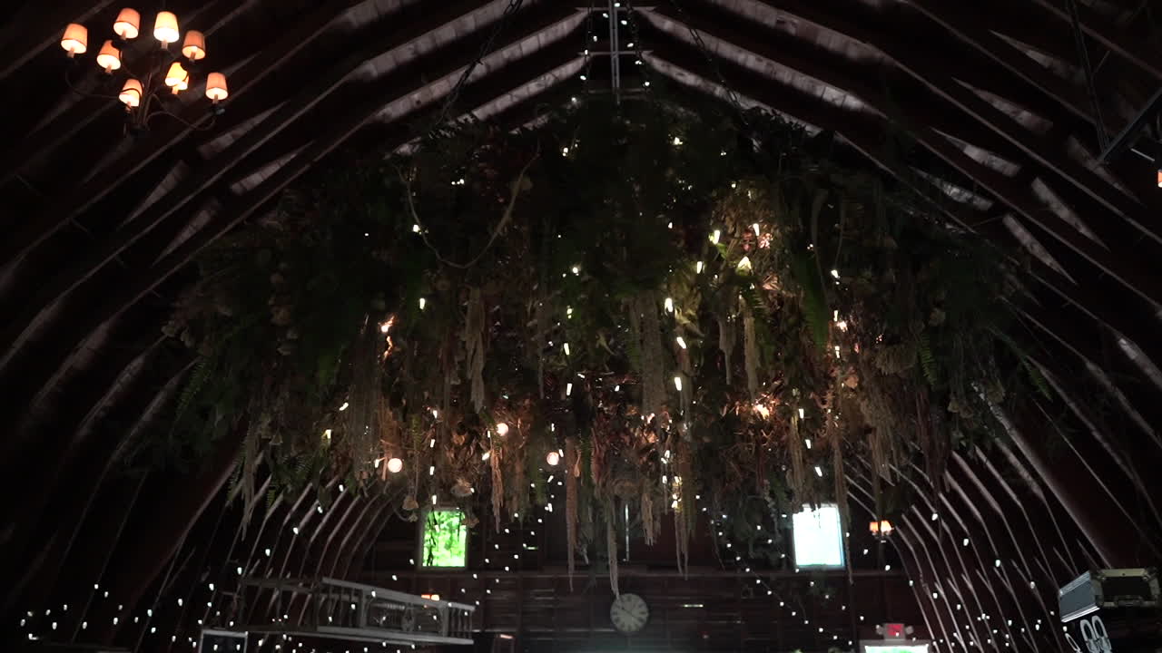 hermosa lámpara de araña elegante en una boda cámara lenta imágenes de video de stock