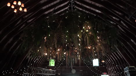 hermosa lámpara de araña elegante en una boda cámara lenta imágenes de video de stock
