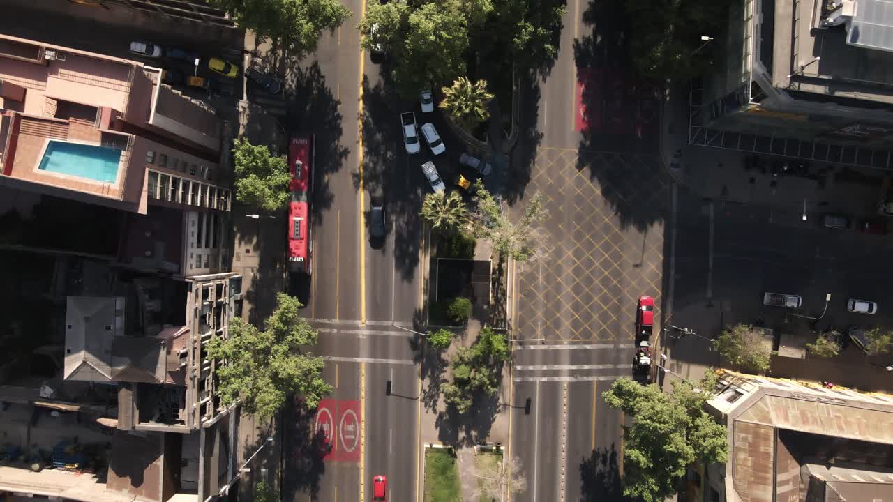 toma a vista de pájaro de la avenida alameda en el centro de santiago de chile, antena uhd 4k