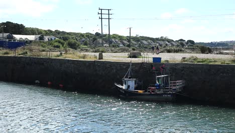 Blue-Estuary-,Anchored-Boat-At-Riverside-In-Cornwall,-Hayle-Town,-England