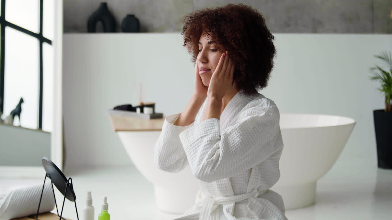 Mulher na casa de banho.