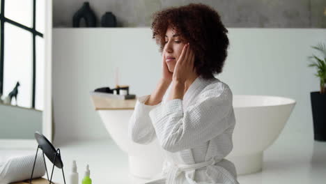 mujer en el baño