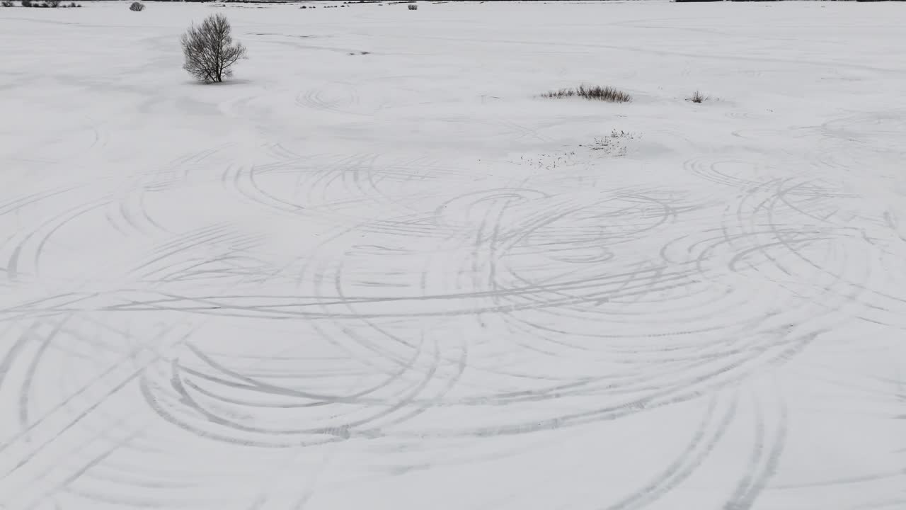 위에서 눈이 떠다니는 모습, 겨울철 트랙에 대한 드론의 관점