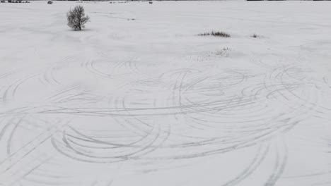 las corrientes de nieve desde arriba, la perspectiva del avión no tripulado en las pistas invernales