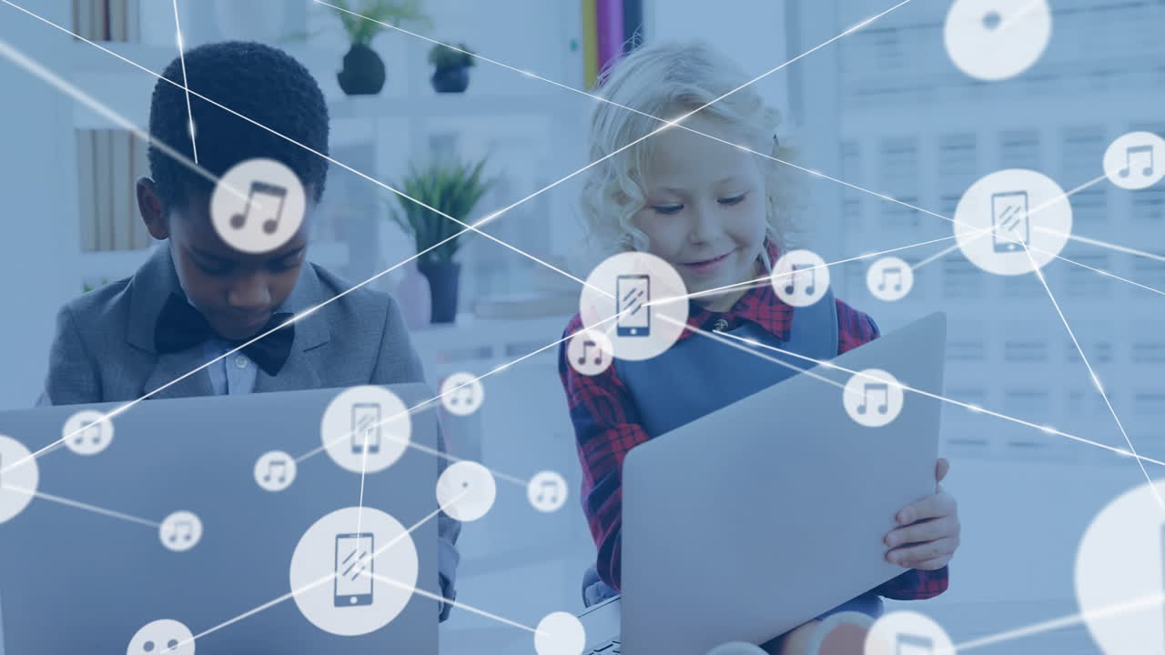 사무실의 다양한 비즈니스 사람들 위에 장치 아이콘으로 연결 네트워크의 애니메이션