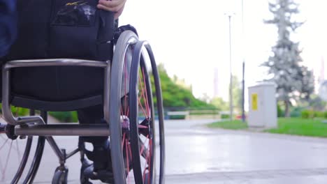 el hombre en silla de ruedas se mueve en cámara lenta.