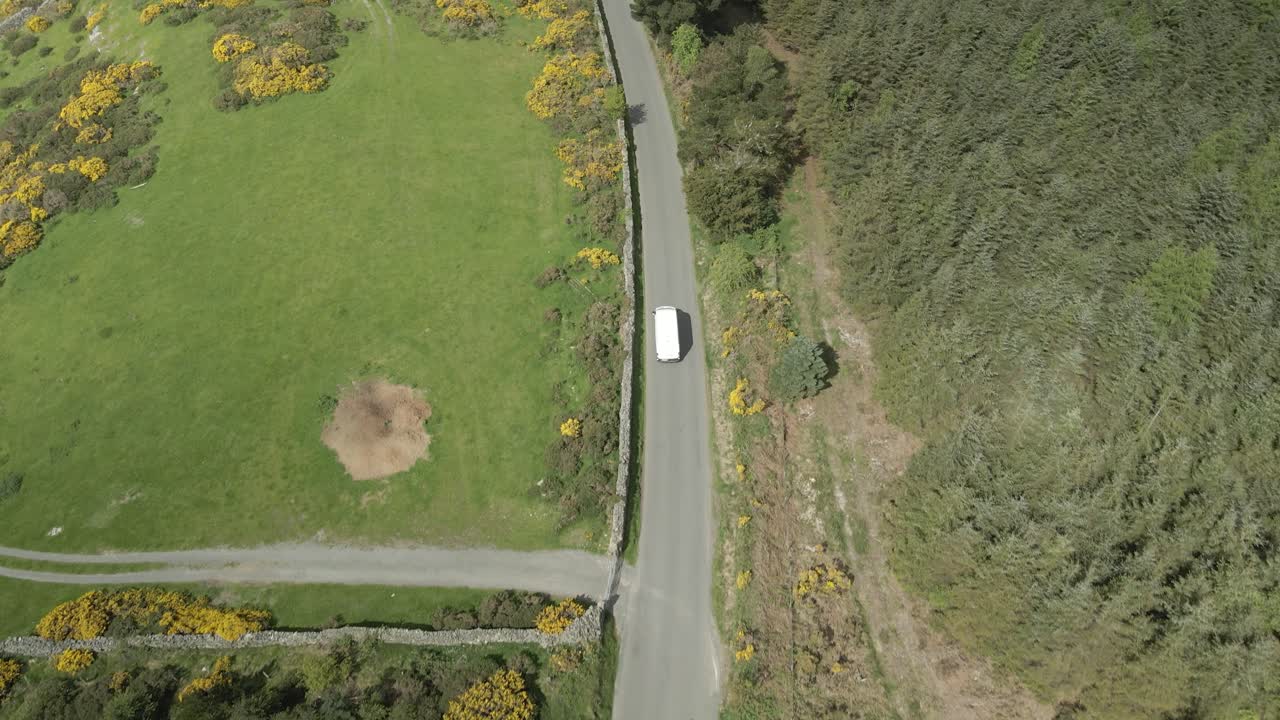 İrlanda'da, Wicklow Dağları'nın yanındaki dar yolda seyreden teslimat aracı.