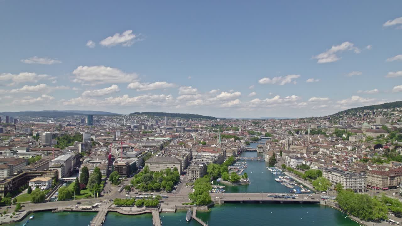 vista aérea sobre la ciudad de zürich y el lago de zürich con el horizonte del casco antiguo medieval de zürih y el río limmat en un día soleado y nublado de primavera.
