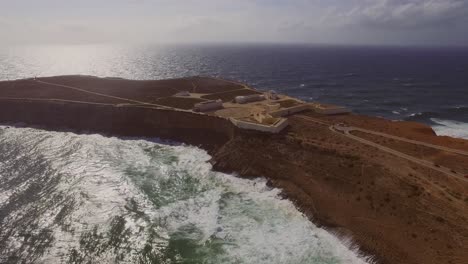 Big-waves-at-the-most-south-western-point-of-Europe,-Cabo-de-São-Vicente-and-Sagres-in-the-Algarve,-Portugal