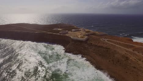 grandes olas en el punto más al sur oeste de europa, cabo de são vicente y sagres en el algarve, portugal