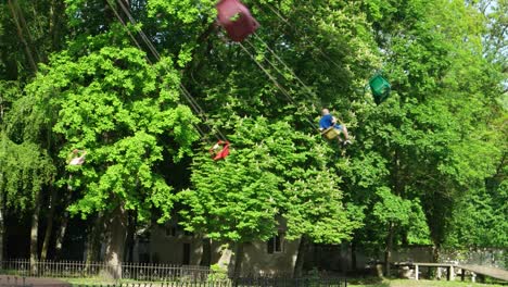 una diversión en el parque de la ciudad, un paseo en el columpio de sillas.