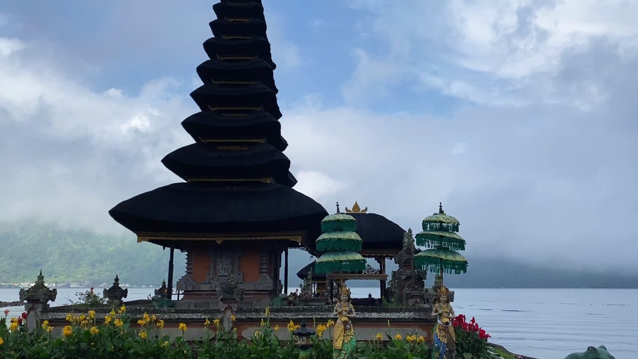 Ulun Danu Beratan templet i Bali, Indonesien