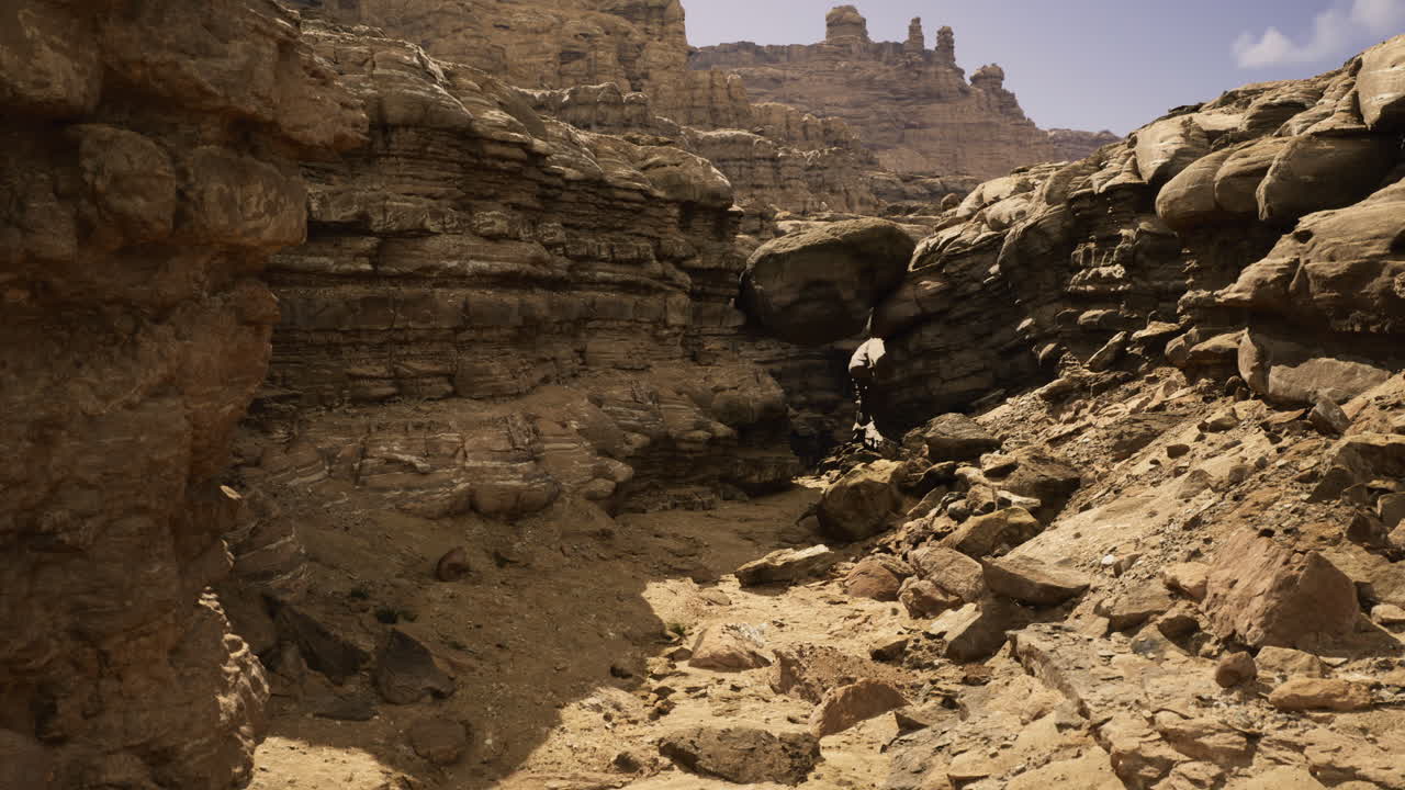 el terreno rocoso muestra formaciones geológicas únicas en un paisaje árido