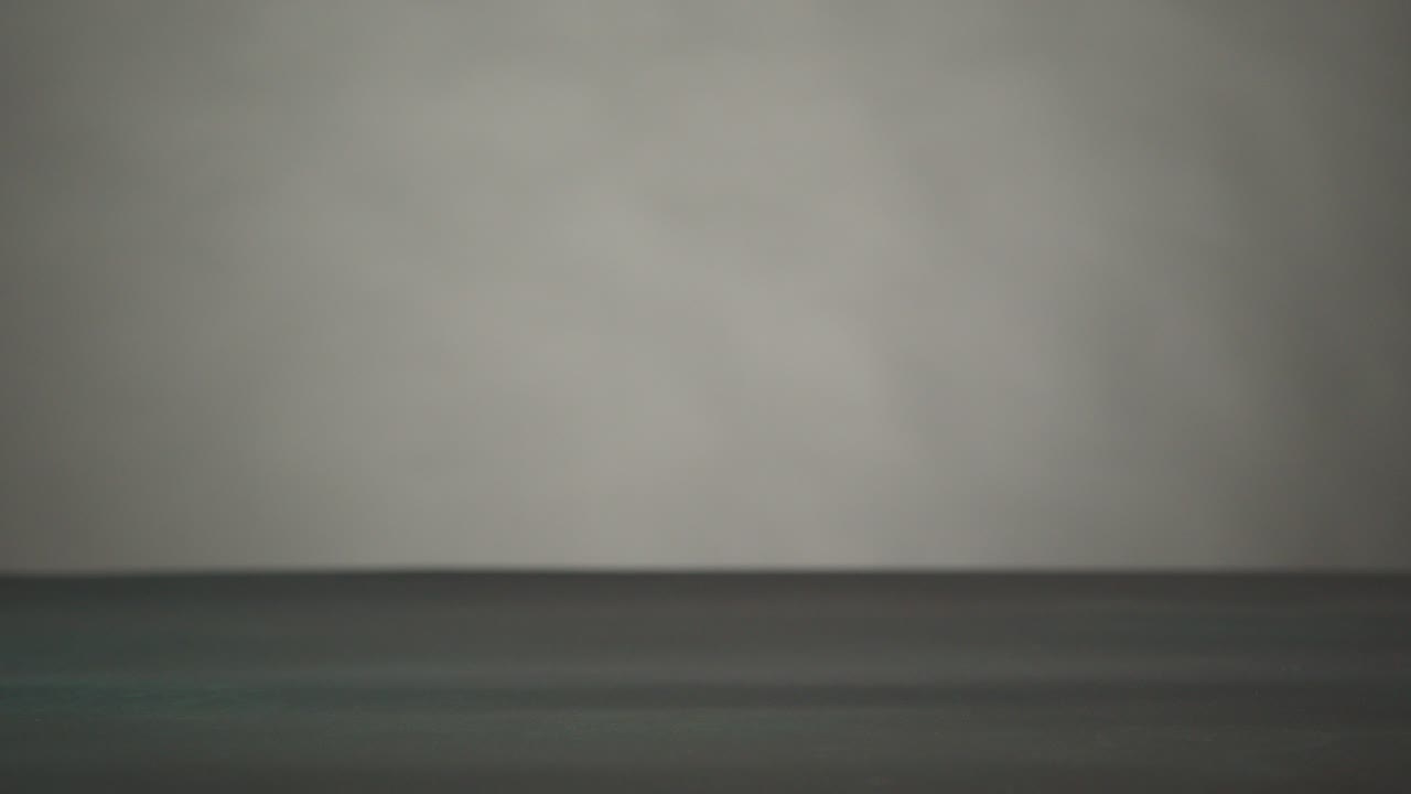 성 패트릭의 날을 축하하기 위해 스튜디오 배경에 대해 유리에 아일랜드 스타우트 파인트를 집어드는 사람