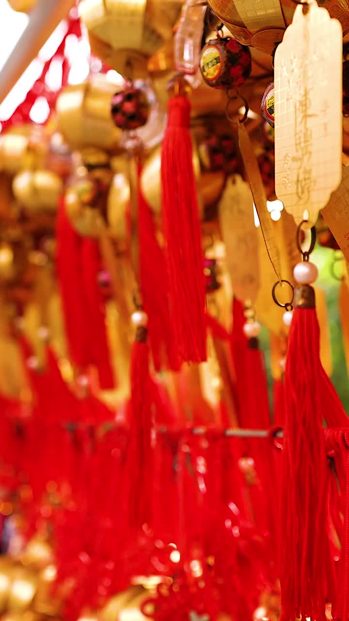 vibrantes decoraciones rojas y doradas en hong kong