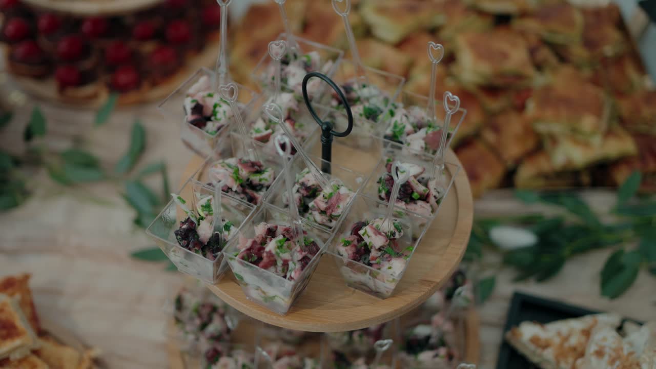 작은 투명한 용기에서 맛있는 문어 애피티저와 함께 우아한 파티 캐터링