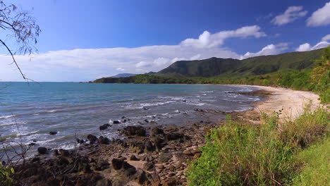 una playa rocosa a lo largo de la escarpada costa de queensland australia