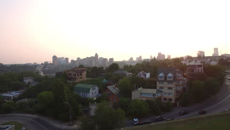 Vista-Por-Drones-Del-Paisaje-Nocturno-De-La-Ciudad.-Vista-Aérea-Arquitectura-Urbana-Al-Atardecer