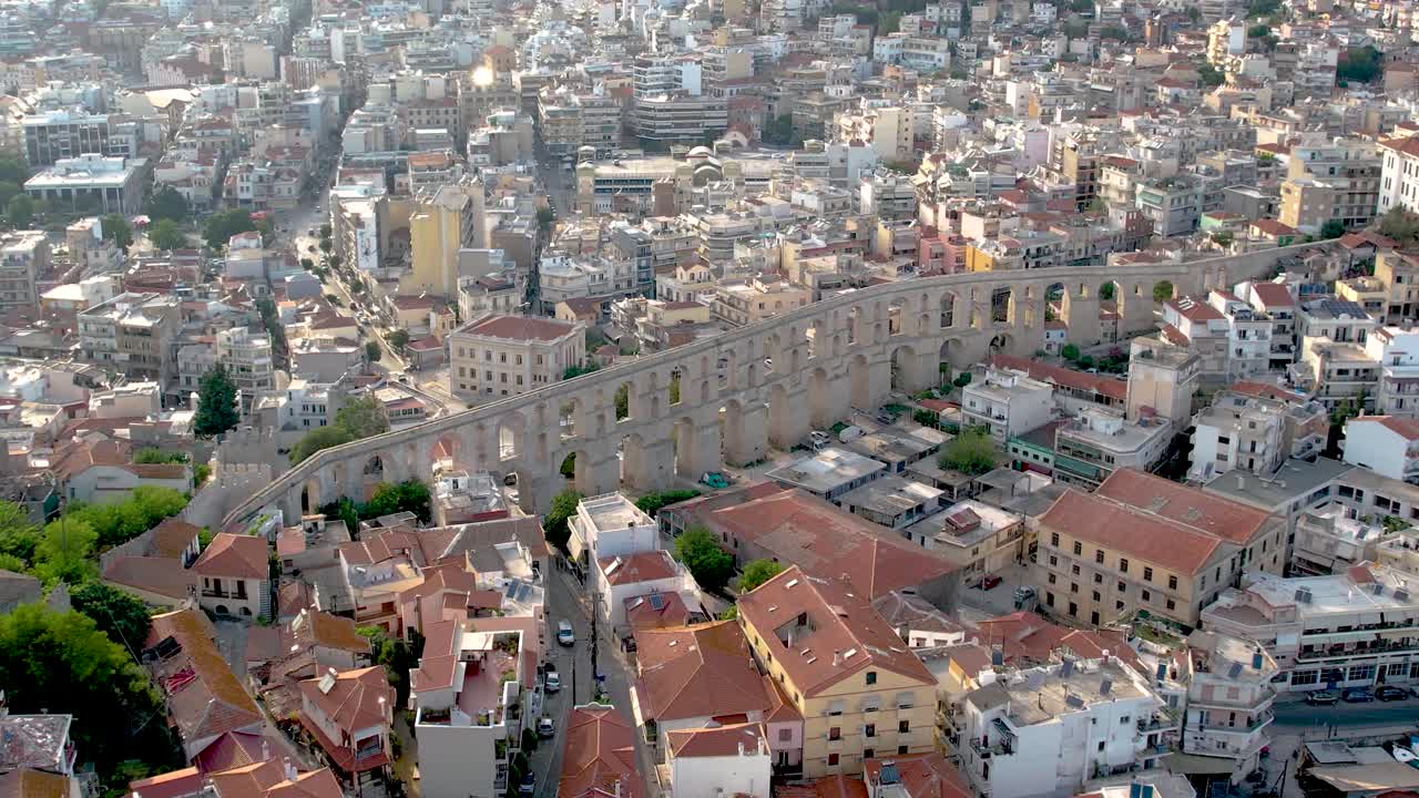 Kavala, Grecia: Veduta panoramica aerea del centro città e dell'Acquedotto di Kamares.