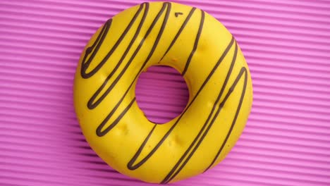 las rosquillas vidriadas en primer plano.
