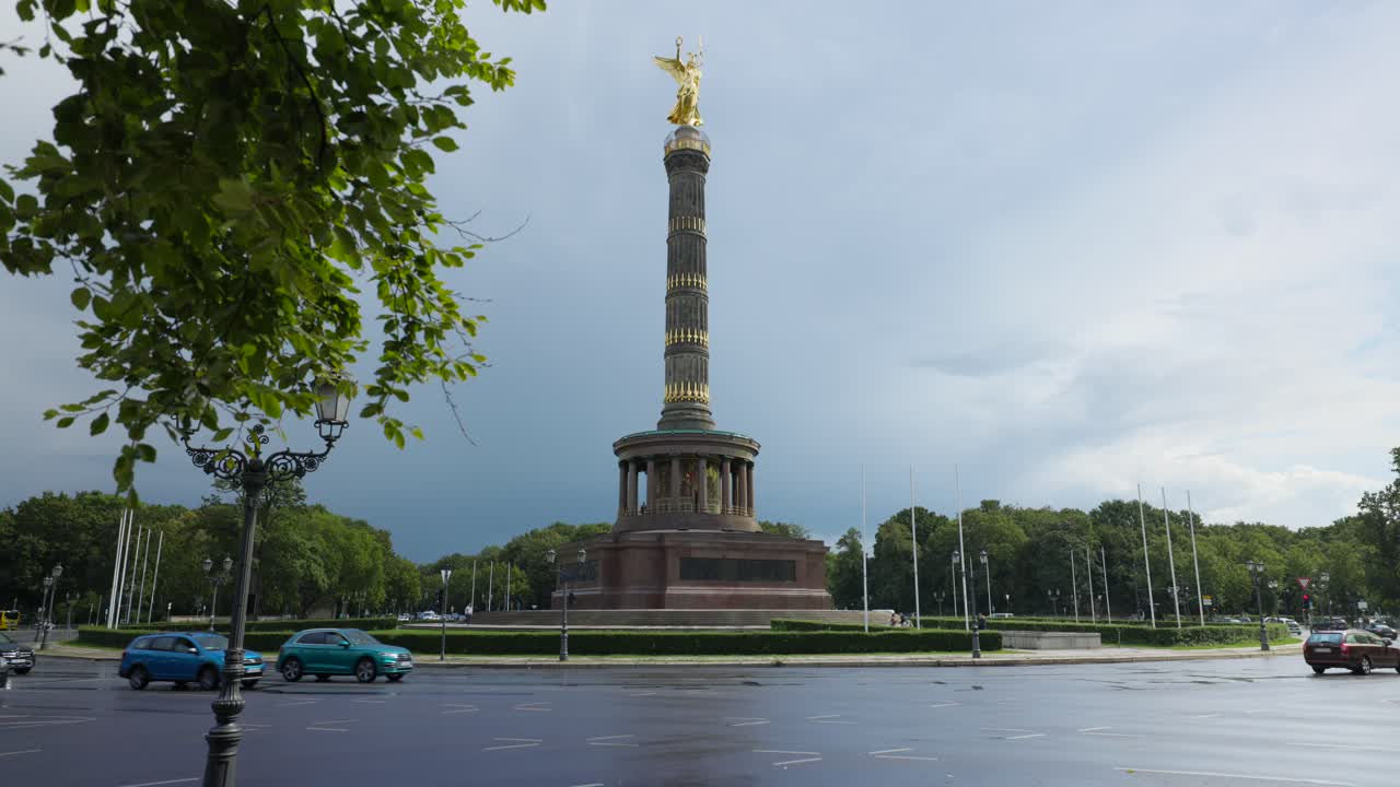 берлинская колонна победы в временном промежутке, машины и пешеходы циркулируют