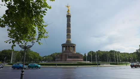 Berliner-Siegessäule-Im-Zeitraffer,-Autos-Und-Fußgänger-Zirkulieren