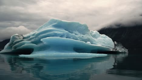 Hermoso-Bloque-De-Hielo-En-Agua-Helada,-Fuera-De-Nuuk-Groenlandia