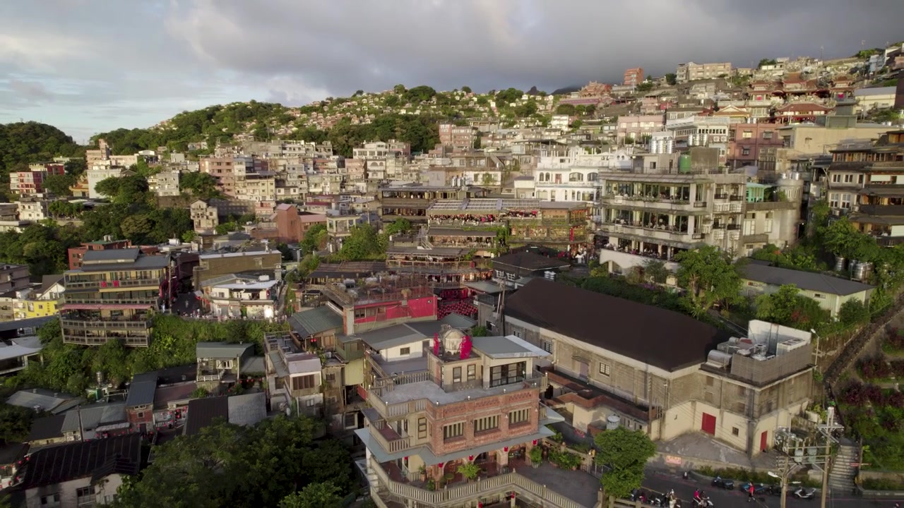 Taiwan, rua antiga de Jiufen, Distrito de Ruifang, imagem aérea de drone da cidade antiga, famosa vila turística histórica na montanha em Taiwan, famosa casa de chá que inspirou o anime "A Viagem de Chihiro".