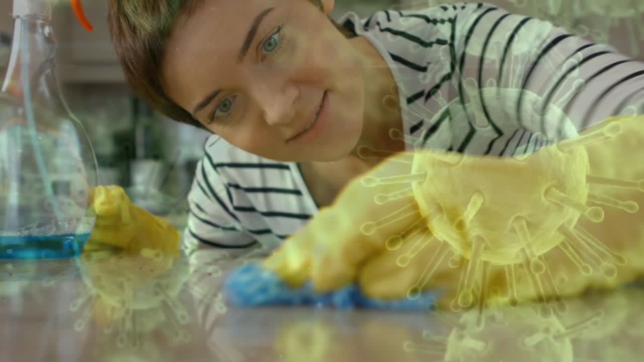 células de covid-19 que se mueven contra la mujer limpiando en casa