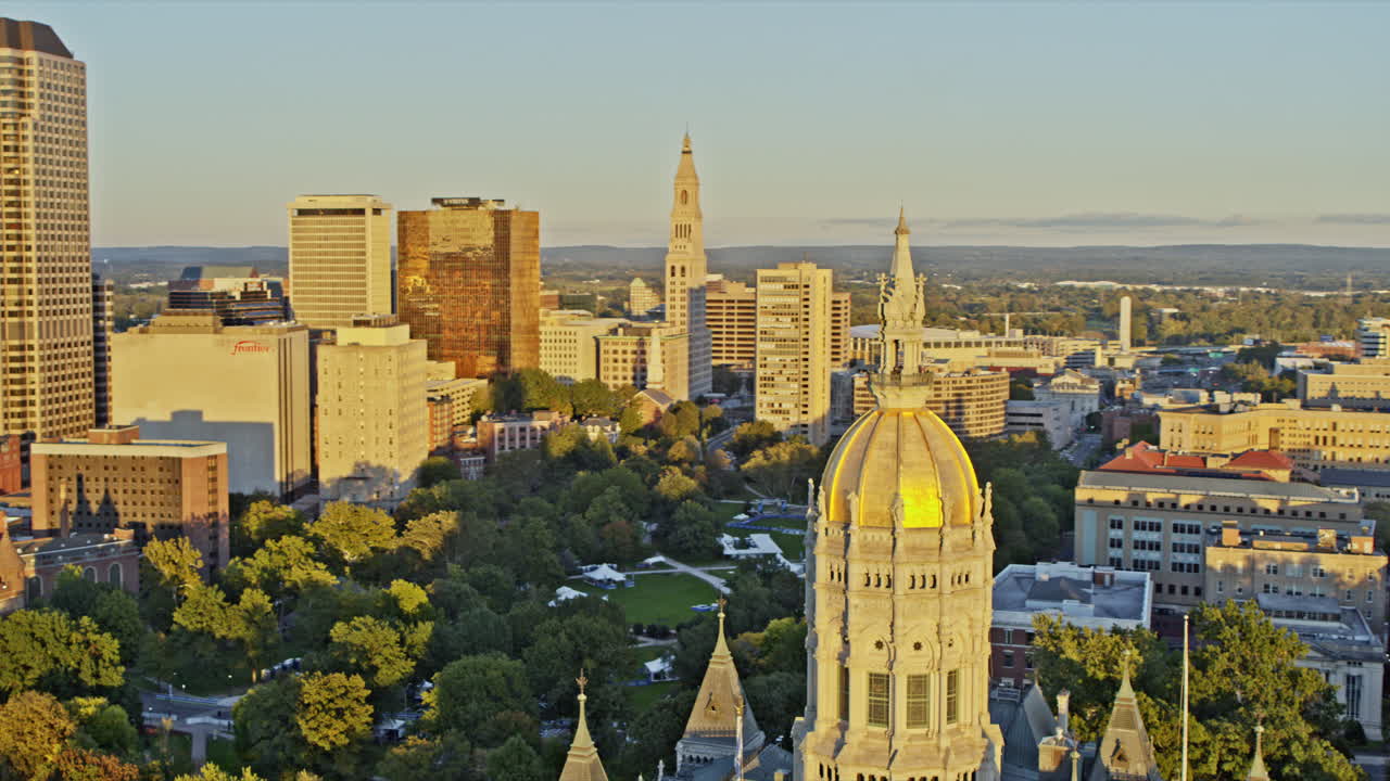 하트포드 코네티컷 공중 v8 드론은 이스트레이크 건축 양식의 주 의사당 건물 주변을 비행하며 일몰 시 외부 외관의 세부 사항을 캡처합니다 - 인스파이어 2, x7 카메라로 촬영 - 2021년 10월