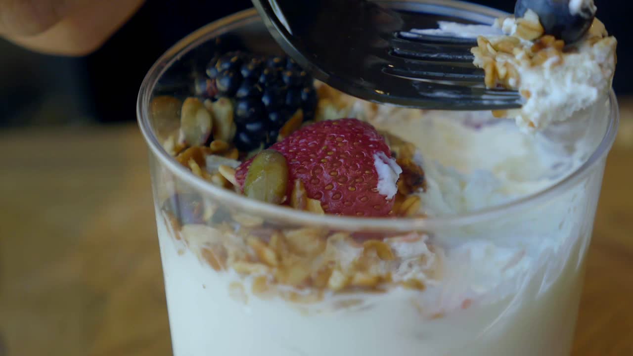 Yogourt parfait avec granola et baies