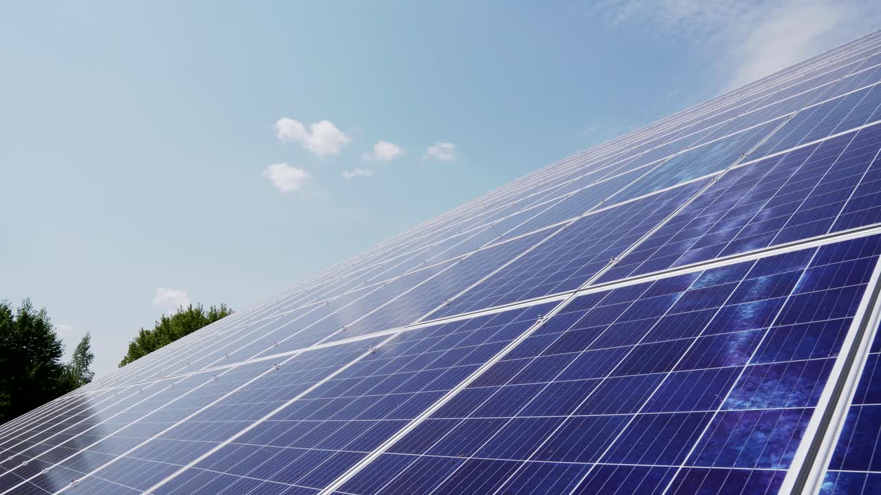 Pannelli solari contro cielo blu e nuvole. Energia alternativa