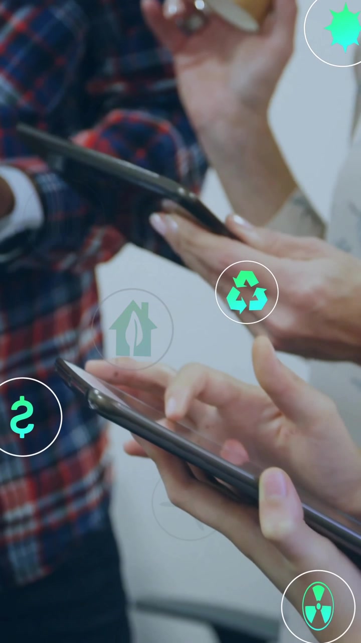 Animazione di icone ecologiche sopra diversi colleghi che utilizzano un tablet in ufficio