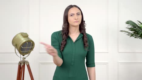 la chica india dice estrictamente que no.