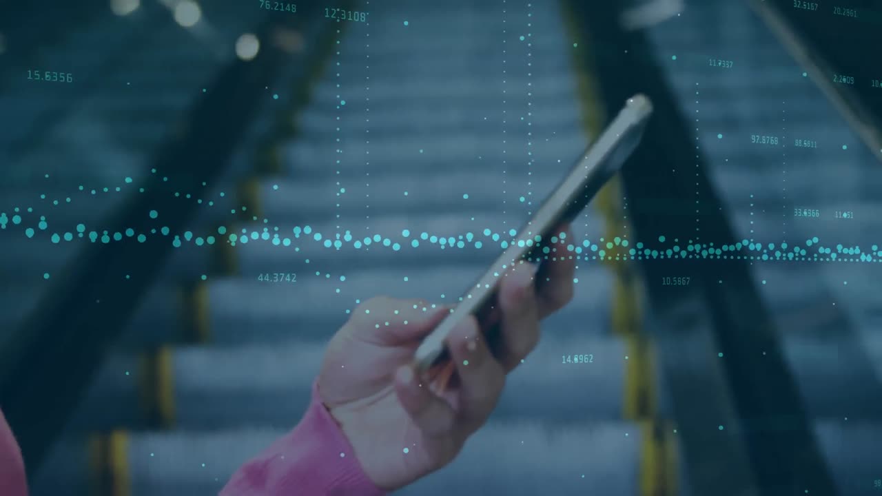 스마트폰을 사용하는 여성의 클로즈업에 대해 여러 번 변하는 숫자와 통계 그래프