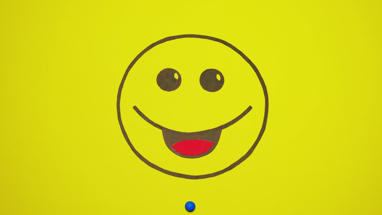 sonriente en fondo amarillo lleno de dulces de colores.