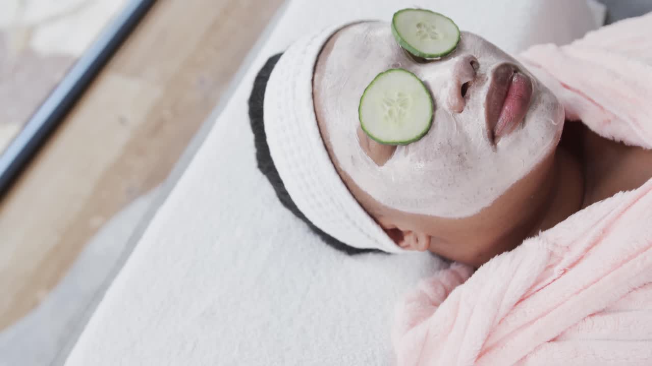 아프리카계 미국인 플러스 사이즈 여성의 클로즈업 아름다움 얼굴 마스크, 변형되지 않은, 느린 동작