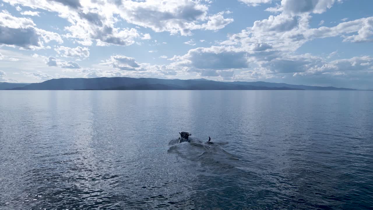 vista aérea: wakeboard en el lago flathead, kalispell, montana, cámara lenta