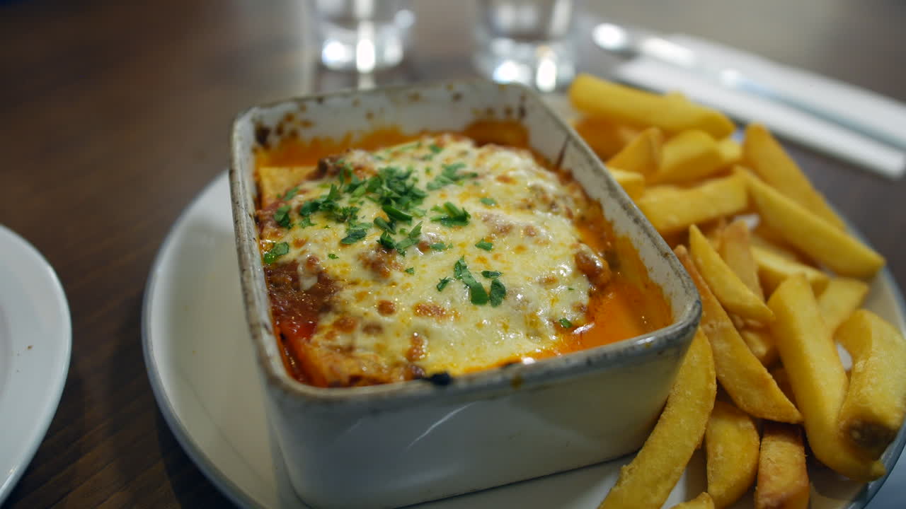 lasagna caliente burbujeante en una olla