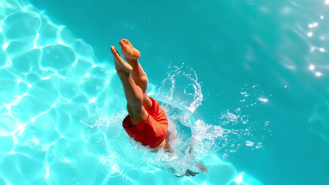 Uomo in forma che si tuffa in piscina