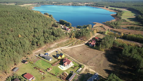 Fuga-Azul-En-Excelente-Ubicación-Lago-Witoczno,-Swornegacie