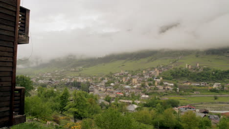 Lapso-De-Tiempo-De-La-Mañana-Brumosa-De-Mestia