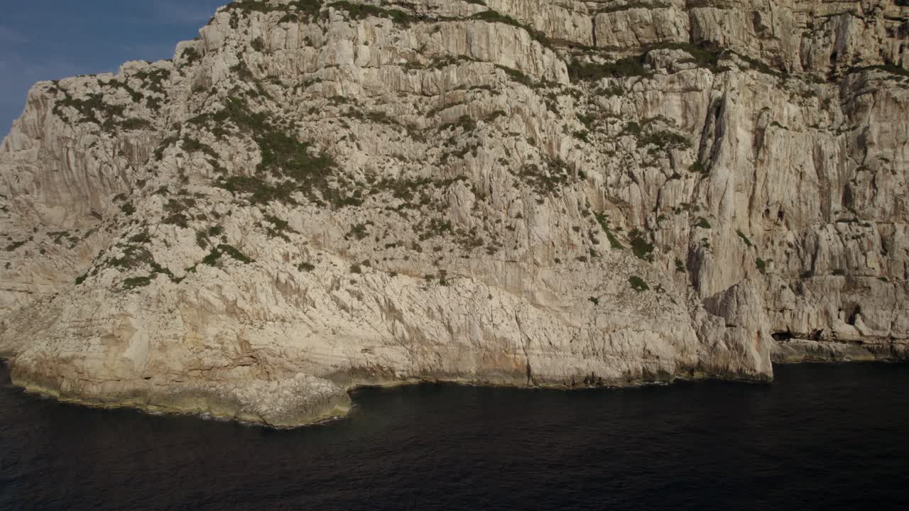 toma aérea de establecimiento de los acantilados de capo coccia, cerdeña, italia