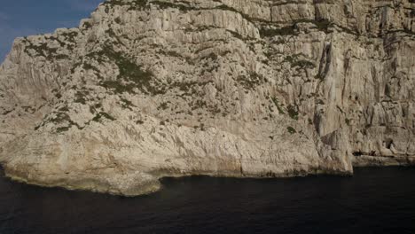 Toma-Aérea-De-Establecimiento-De-Los-Acantilados-De-Capo-Coccia,-Cerdeña,-Italia