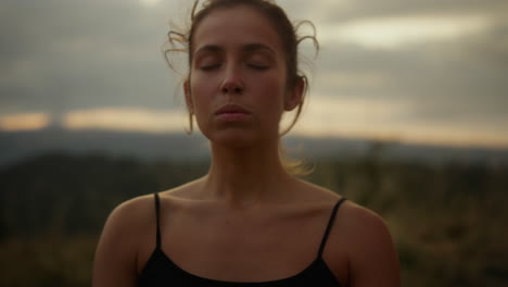 mujer de yoga meditando en las montañas. mujer joven practicando yoga al aire libre